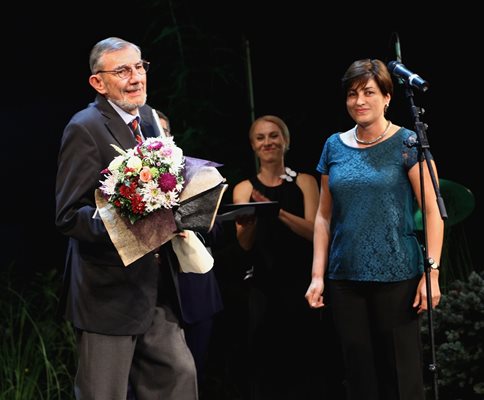 Десислава Кулелиева връчва наградата на Иво Хаджимишев, Снимка: Божидар Марков