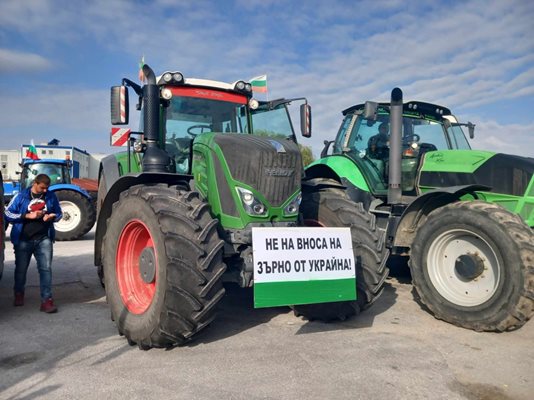 С трактори и селскостопанска техника 4 точки в Пловдивска област са блокирани. Снимки: Радио Пловдив