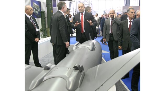 Президентът Румен Радев разгледа оръжейното изложение “Хемус” в Пловдив.