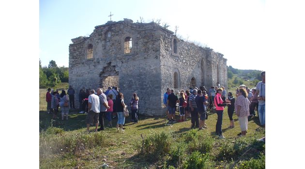 Църковната служба в потопената черква от някогашното село Запалня събра днес много миряни край храма на брега на язовир "Жребчево".