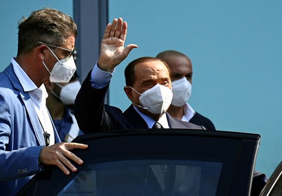 Силвио Берлускони маха на излизане от болницата в Милано, където лежа с коронавирус.
