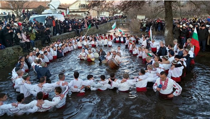 Десетки мъже нагазиха във водите на Тунджа и извиха в кръг хоро под звуците на песента "Залюбила е Василка".