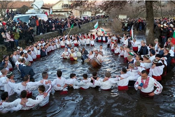 Десетки мъже нагазиха във водите на Тунджа и извиха в кръг хоро под звуците на песента "Залюбила е Василка".