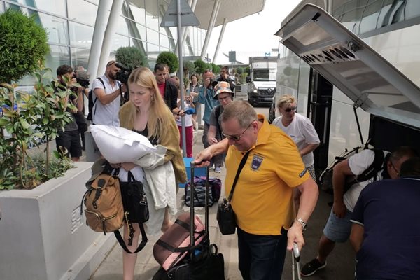 Изгонените дипломати и семействата им пристигат на Летище София.