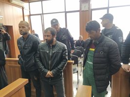 Тримата обвинени за грабеж в Триводици се изправиха пред съда.