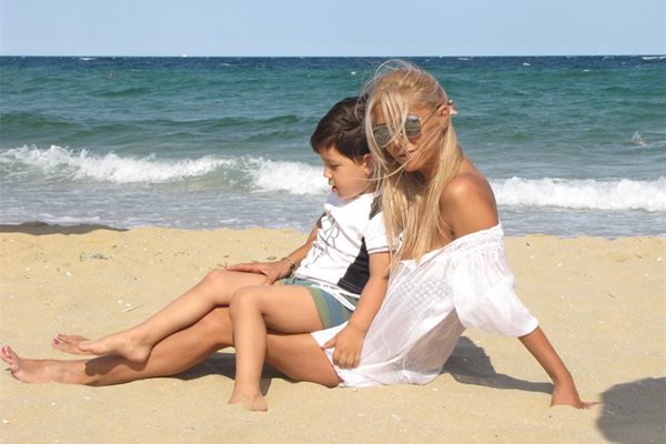 Диди със сина си на плажа