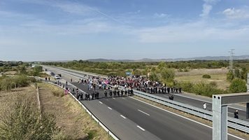 Движението по магистрала „Тракия" все още е затруднено заради протестите