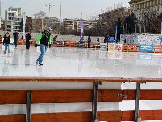 Не повече от 20 души дойдоха в сряда по обед да се простят с ледената пързалка.