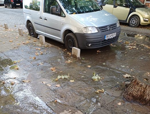 Питейна вода се излива на улицата с часове в Пловдив.