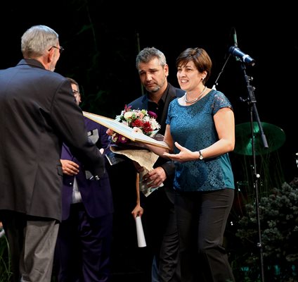 Десислава Кулелиева връчва наградата на Иво Хаджимишев, Снимка: Божидар Марков