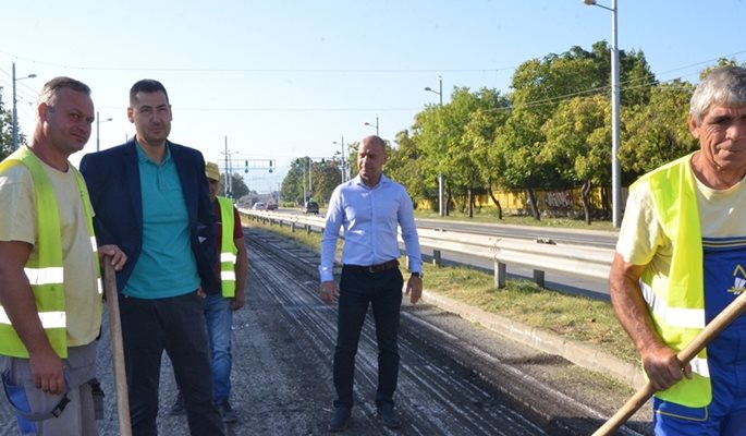 Градоначалникът Иван Тотев и кметът на "Тракия" Костадин Димитров инспектираха ремонта на Асеновградско шосе.