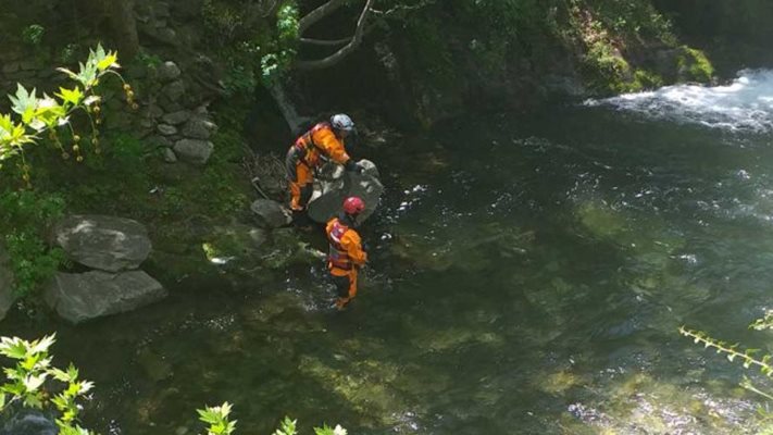 Водолази откриха тялото на Петър Лухов заклещено между две подводни скали на 3 метра дълбочина.
