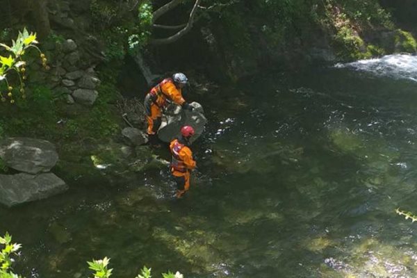 Водолази откриха тялото на Петър Лухов заклещено между две подводни скали на 3 метра дълбочина.
