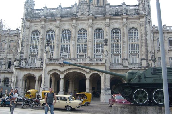 Дворецът на революцията - пред него е танкът, с който Фидел Кастро идва на власт.
