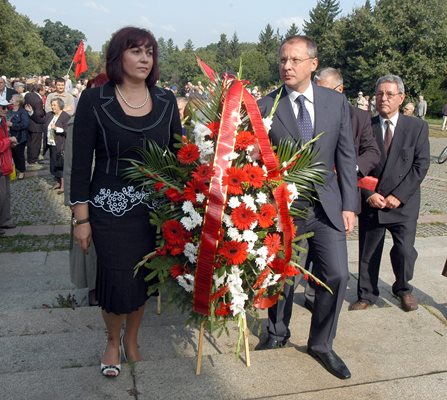 9.9.2009 г. Корнелия Нинова и Сергей Станишев подносят венец на Братската могила. Днес това е невъзможно, май...