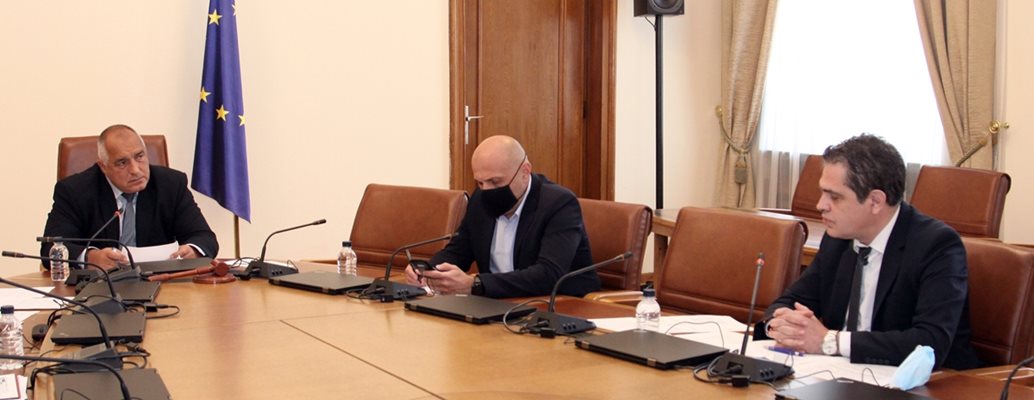 Вицепремиерът Томислав Дончев на работно съвещание с министър-председателя Бойко Борисов Снимка: МС