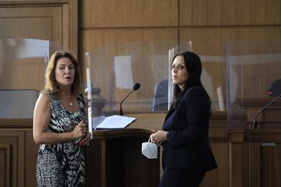 Двама адвокати на партията на Стефан Янев се явиха на делото за регистрацията й в СГС часове преди съдът да вземе решение. СНИМКА: Велислав Николов