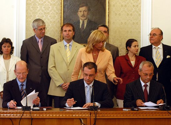 Август 2005 г. Сергей Станишев, Симеон Сакскобургготски и Ахмед Доган подписват споразумението за тройната коалиция.