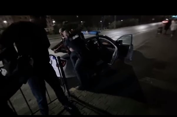 Кадър от клипа с ареста на Виктор Иванов