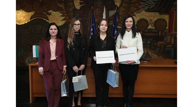Мария Габриел награди финалистите в конкурса за студенти за мото на Националната програма с инициативи за отбелязването през 2024 г. на 20-ата годишнина от членството на България в НАТО СНИМКИ: МВнР