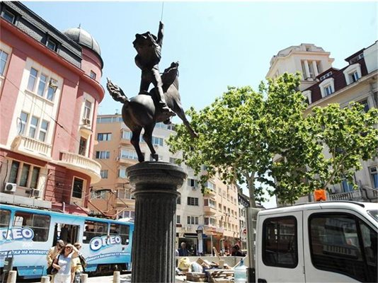 Ето така е подскочил на два крака конят на Гарибалди в центъра на София, а статуите му в Италия винаги го изобразяват стъпил на 4-те си крака, както повелява традицията.
СНИМКА: ЙОРДАН СИМЕОНОВ

