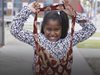 9-годишно момиче раздава чанти, пълни с подаръци, на бездомни жени (Видео)
