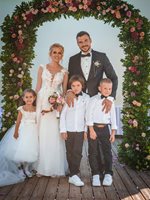 Ивайло и Станислава с децата си на сватбата - дъщеричката на булката е досущ като майка си, а синовете на актьора са с папийонки като него. 
СНИМКИ: БОНИ БОНЕВ