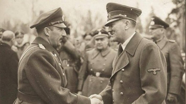 Цар Борис III ( вляво) трябвало да предаде посланието на Москва на Адолф Хитлер.