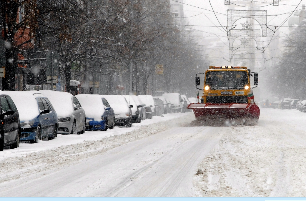 60 машини чистят снега в София, транспортът се движи по график