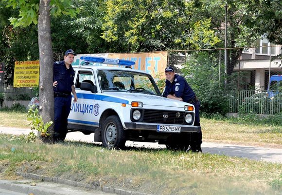 Полицаи с бронежилетки продължават да наблюдават входовете и изходите на Пловдив заради дръзкия обир.