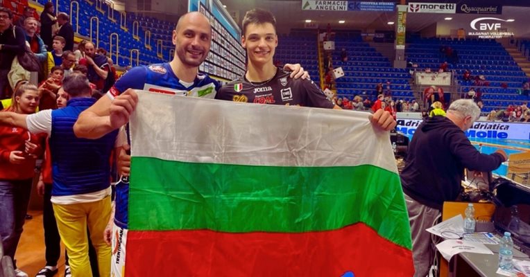 Матей Казийски и Алекс Николов с българското знаме в залата на "Лубе" Снимка: БФВ