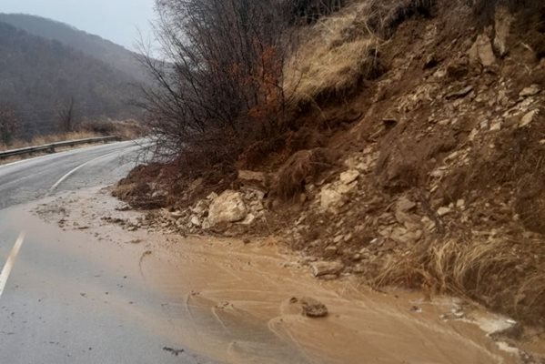 Свлачище ограничава движението край Пловдив