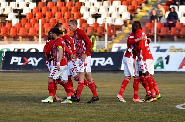Футболистите на ЦСКА се поздравяват след поредния гол срещу "Септември".