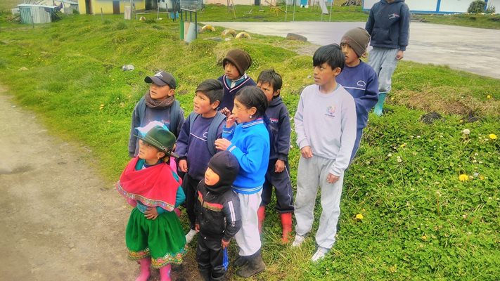 Децата, живеещи високо в планините, се радват на всеки турист, достигнал до тях.