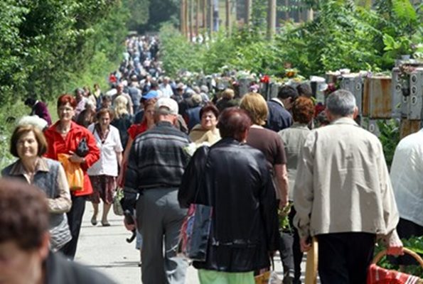 Хиляди се очакват на Черешова задушница в траурните паркове на Пловдив.