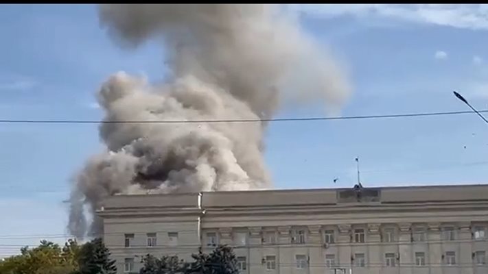 Ракетите са ударили, докато в сградата е имало заседание СНИМКА: Туитър/TpyxaNews
