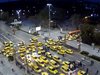 Десетки таксита блокираха "Орлов мост" без предупреждение (снимки + видео)