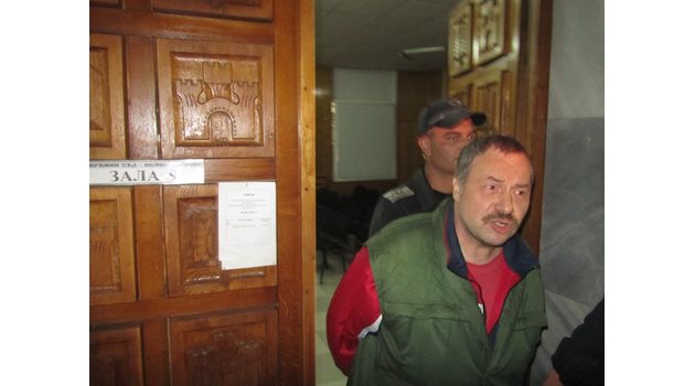 Петко Петков от Лясковец уби баретата Емил Шарков през март 2014 г. със законно оръжие, въпреки че е лекуван в психото и е трябвало да му го вземат.