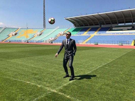 Димитър Бербатов жонглира с топка на терена на Националния стадион “Васил Левски”, на който направи инспекция в понеделник.