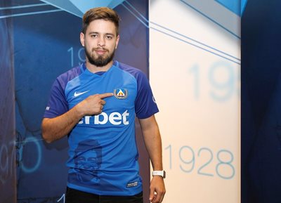 Franco Mazurek points to the Levski emblem after signing a two-year deal. He became the first Argentine to play in Gerena. IMAGE: LEVSKI.BG