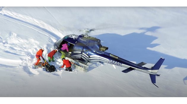 Хеликоптер на хотел Tordillo Mountain Lodge прибира скиори  след екстремно спускане.