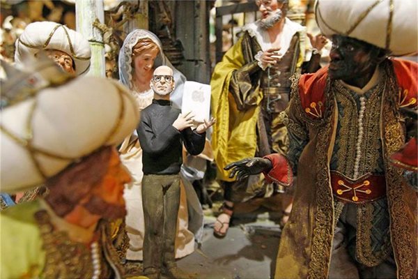 Поставиха фигурата на Стив Джобс в традиционна сцена от рождеството на Христос в магазин в Неапол.
СНИМКА: РОЙТЕРС
