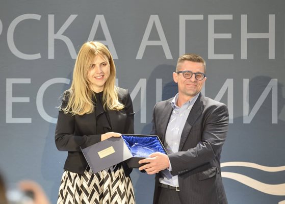 В категория "За национална кауза" наградата прие Андрей Арнаудов, съосновател на инициативата Bulgaria wants you, от зам.-министърката на външните работи Велислава Петрова.