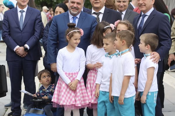 Премиерът се снима с децата от вокална формация "Врабчетата"