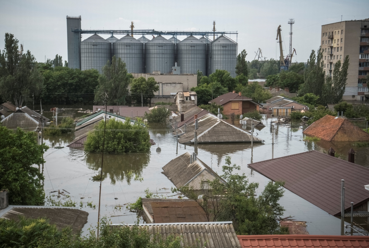 Киев: Руснаците се изтеглят от Херсонска област заради наводненията