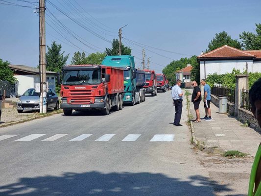 Хората спряха с телата си натоварените с баластра камиони.