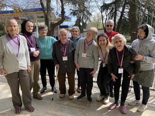 Домашният социален патронаж организира група за подкрепа на близки на хора с деменция.