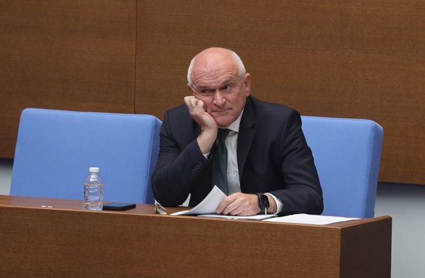 Премиерът Димитър Главчев вече ще е и министър на външните работи.