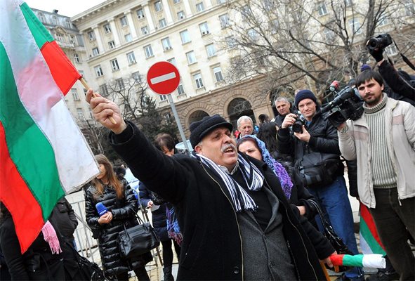 Венци пламнал заради сметката за ток