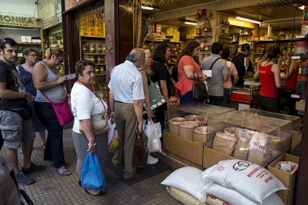Жители на Атина се редят на опашка за хранителни продукти.
